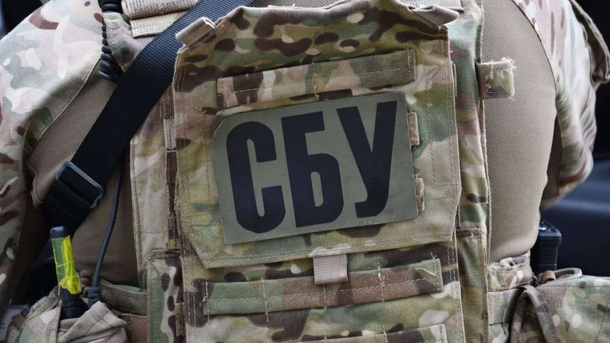 Співробітники СБУ під час затримання агентки ФСБ, яка збирала розвіддані про об'єкти Національної гвардії та ТЦК у Києві