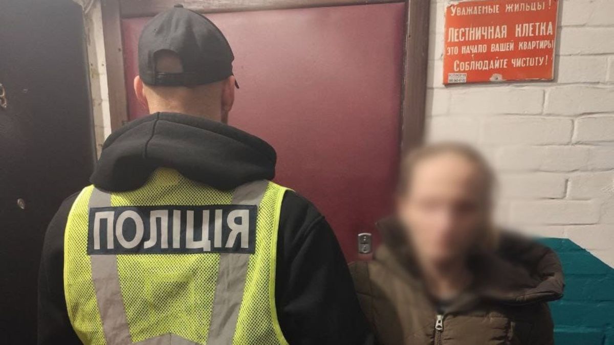 У Києві судитимуть жінку за торгівлю метадоном через вікно власної квартири Підозрювана в супроводі представника правоохоронних органів