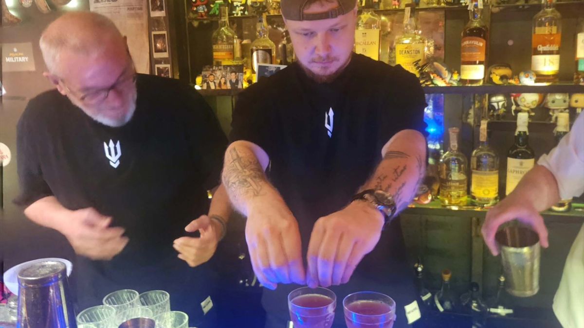 Ветеран Ярослав Шаркій та Володимир Нечипорук готують коктейль Усмішка героя у барі Бармен Диктат у Києві