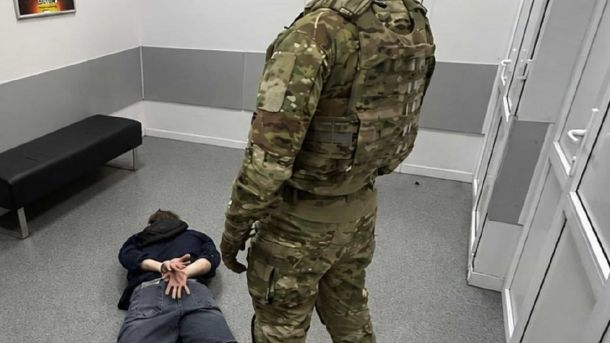 Затримання 25-річного організатора незаконного виїзду до Молдови у пункті обміну валют Києва за 14 000 євро