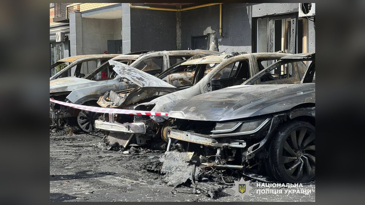 Знищені та спалені автомобілі на парковці після ракетно-дронової атаки Росії на Київщину 14 травня 2026 року, фото Національної поліції України