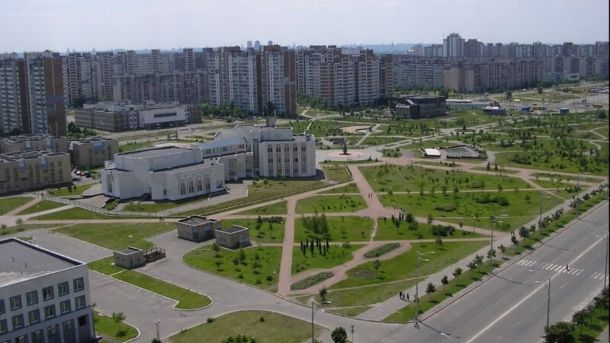 У Дніпровському районі Києва чоловік забив до смерті знайому держаком від швабри Парк «Молодіжний» у Деснянському районі Києва з висоти: алеї, зелені зони та житлові будинки Троєщини