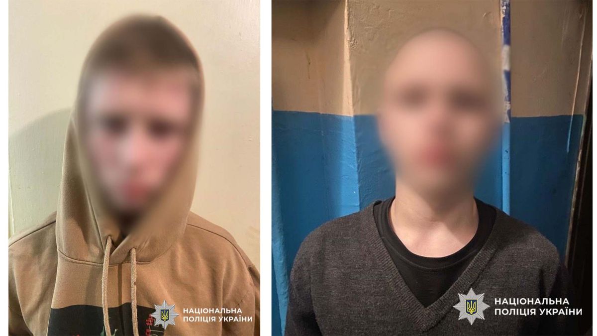 Двоє затриманих підозрюваних у пограбуванні на Лісовому масиві в Деснянському районі Києва, обличчя розмиті
