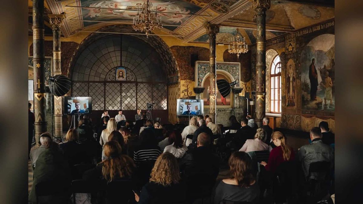 Учасники Форуму культурної стійкості у Трапезній палаті Києво-Печерської лаври обговорюють захист музейних колекцій під час війни, 2 жовтня
