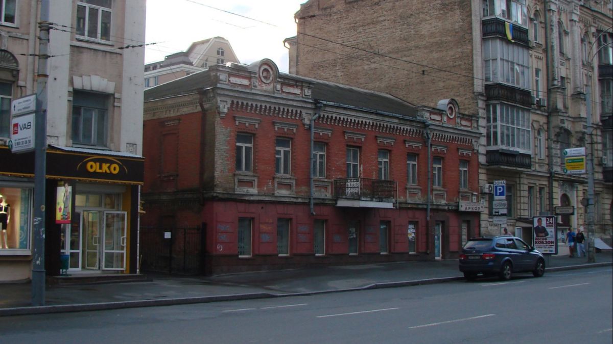 Двоповерховий цегляний будинок XIX століття на вулиці Саксаганського, 111 у Києві, де мешкав Михайло Грушевський