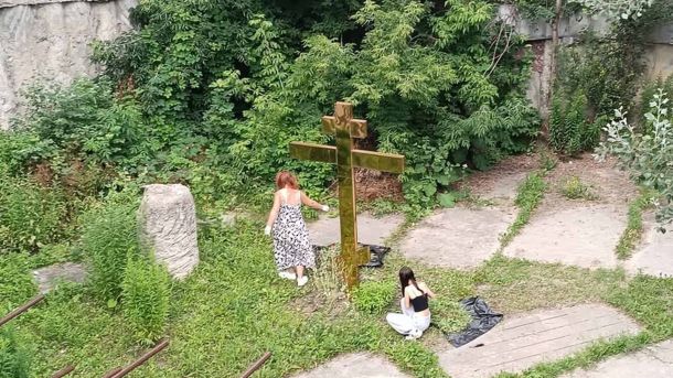 Волонтерки впорядковують територію середньовічної пам'ятки біля золотого хреста на Поштовій площі в Києві