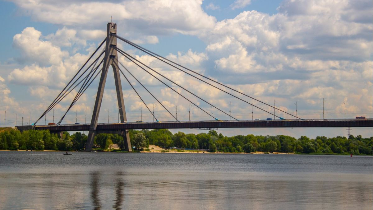 Північний міст через Дніпро з на фоні хмарного неба