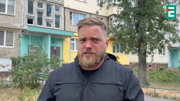 Адвокат Тарас Боровський дає коментар журналістам Espreso.TV у дворі будинку на Березняках, де сталася стрілянина між СБУ і ГУР