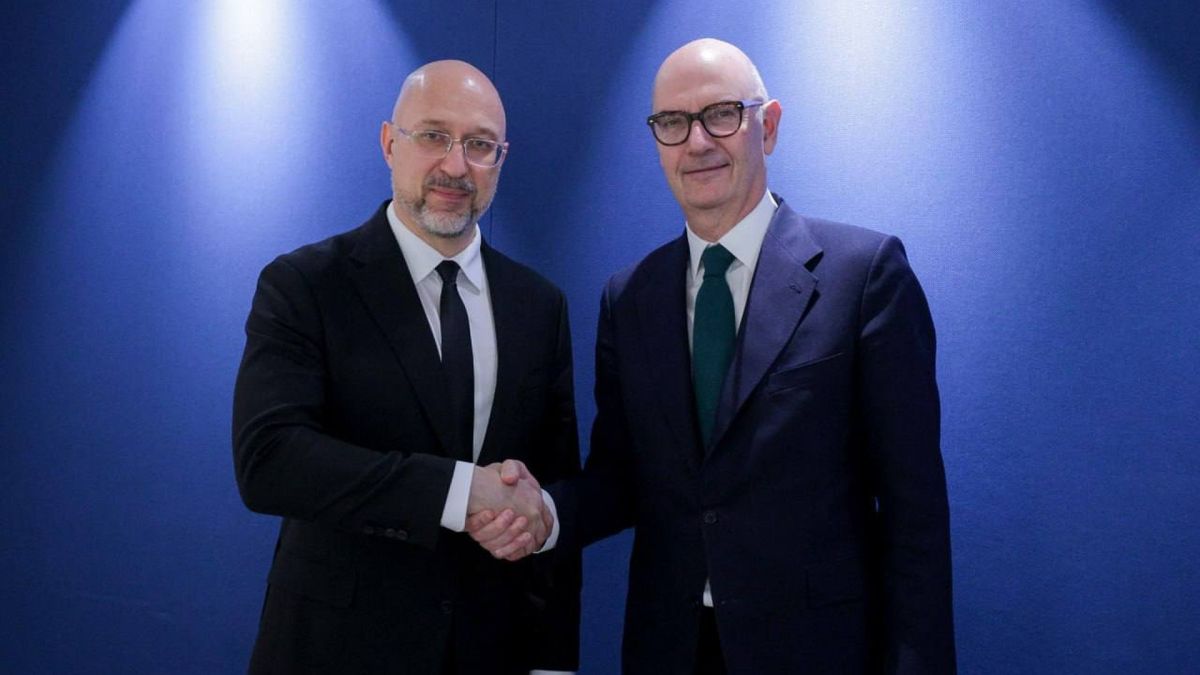 Країни G7 мають намір виділити 260 мільйонів євро на конфайнмент ЧАЕС Денис Шмигаль потискає руку іноземному посадовцю під час переговорів про фінансування відновлення конфайнмента ЧАЕС