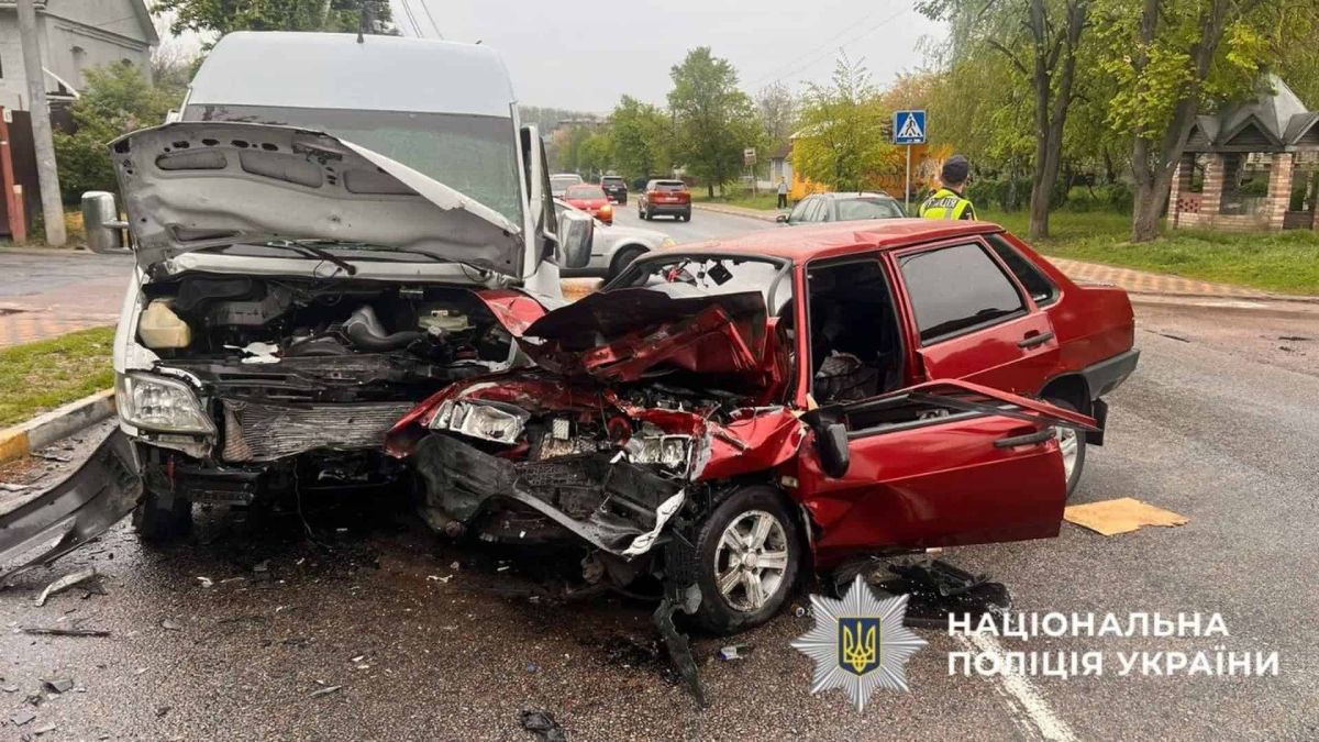 ДТП в Обухові: водій ВАЗ виїхав на зустрічну, двоє госпіталізовані