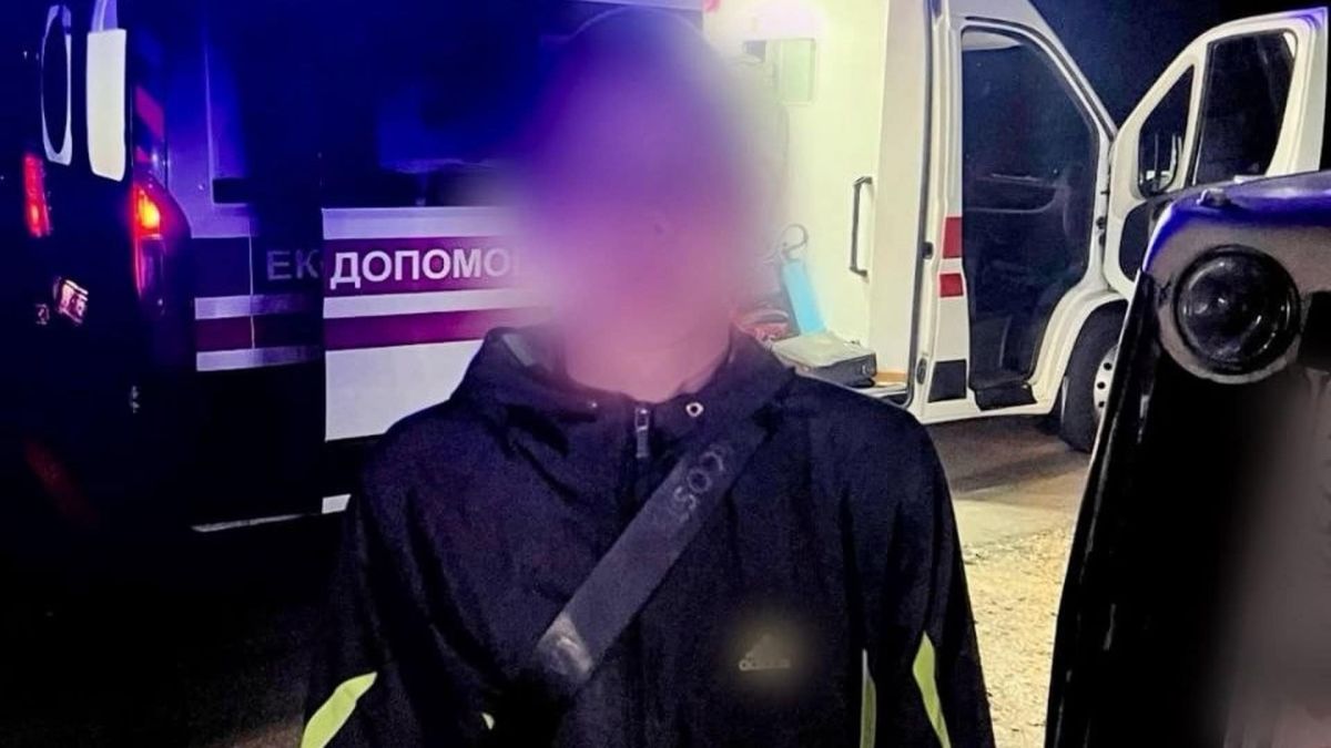 П'яний 17-річний водій збив трьох людей на зупинці на Київщині Місце ДТП на зупинці у селі Шкарівка Білоцерківського району, де 17-річний п'яний водій збив трьох людей
