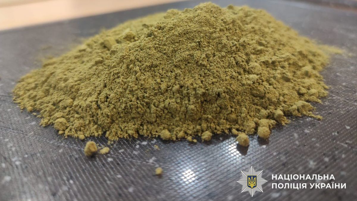 Наркотична речовина кратом на столі