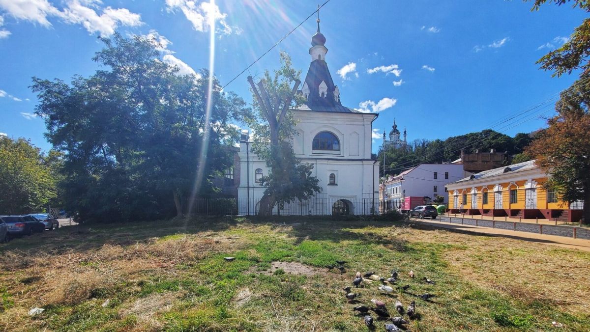 Територія біля дзвіниці церкви Миколи Доброго, яка належить УГКЦ