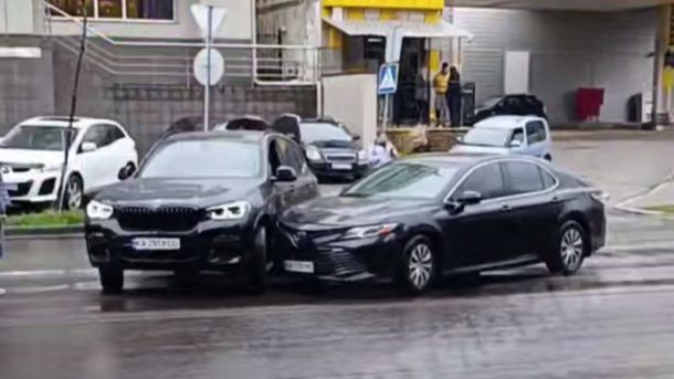 Зіткнення автомобілів BMW та Toyota на перехресті Глибочицької та Косогірного провулку в Києві