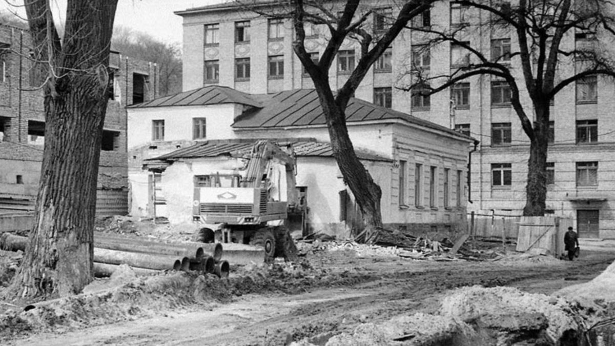 Історичний будинок 1850-х років на розі вулиць Боричів Тік та Фролівської на Подолі у Києві