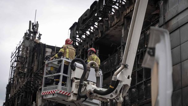 Рятувальники ДСНС на підйомнику розбирають пошкоджені конструкції фасаду торговельного центру в Шевченківському районі Києва після атаки 24 травня 2026 року