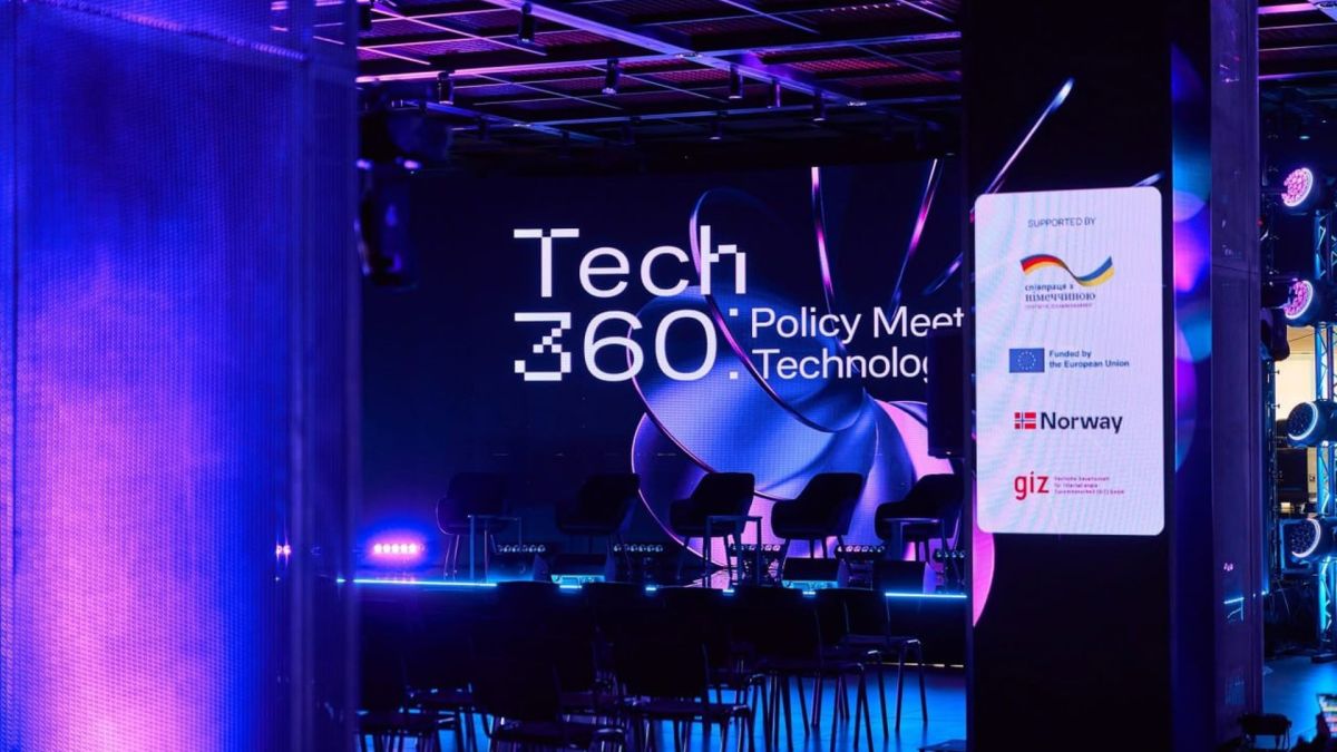Сцена конференції Tech360: Policy Meets Technology з великим екраном та логотипами партнерів