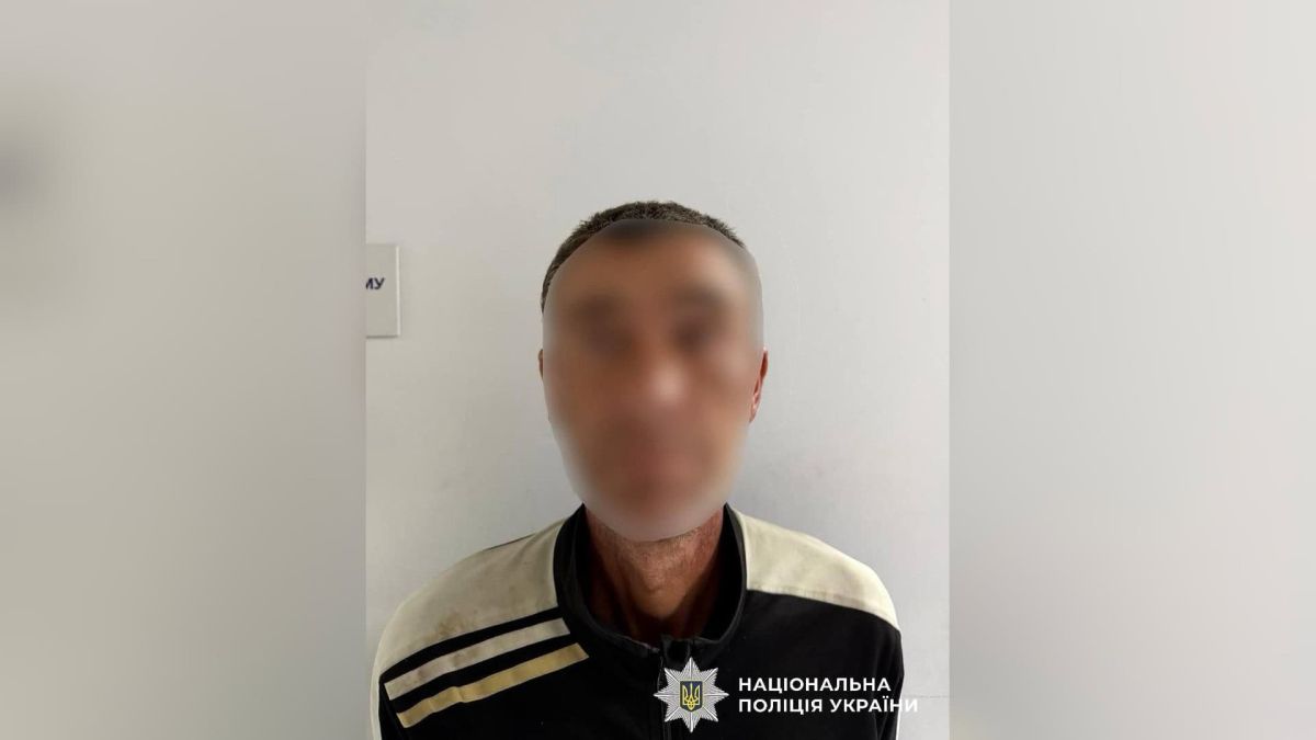 Поліцейські на місці події на Броварщині, де 45-річний чоловік завдав ножових поранень знайомому у селі Рожни