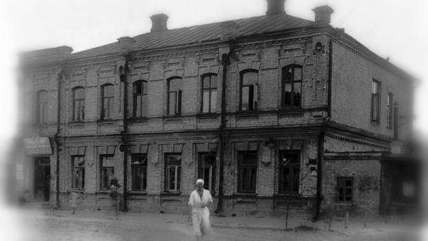 Двоповерховий цегляний будинок XIX ст. на вулиці Кирилівській, 121а в Куренівці — знесений у 2015 році заради будівництва офісного центру