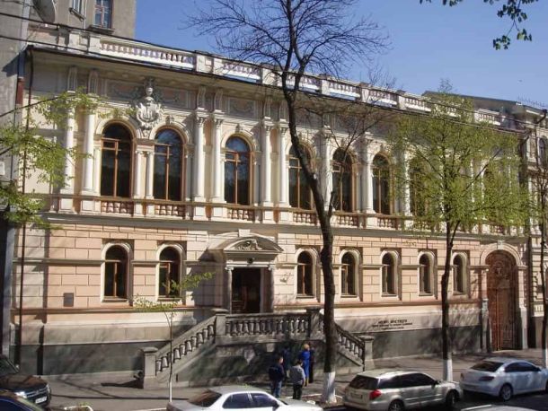 Фасад особняка на вулиці Терещенківській 15 у Києві — будинок Музею Ханенків з чавунною охоронною дошкою