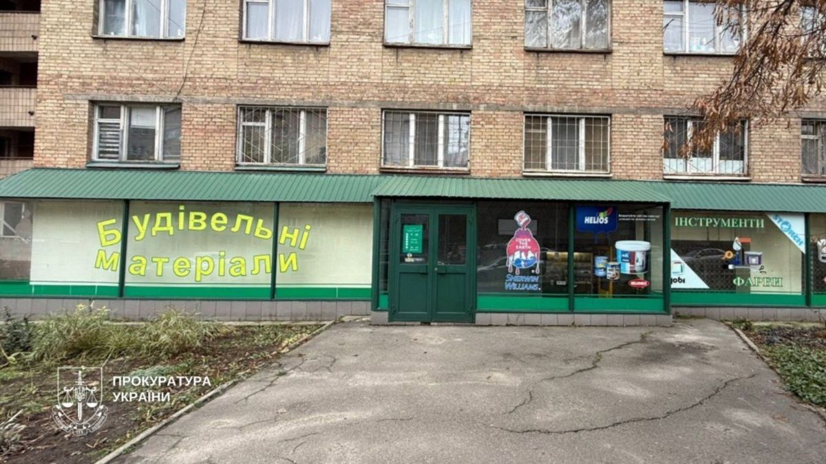 Магазин будівельних матеріалів у нежитловому приміщенні гуртожитку Національного транспортного університету на вулиці Михайла Бойчука у Києві