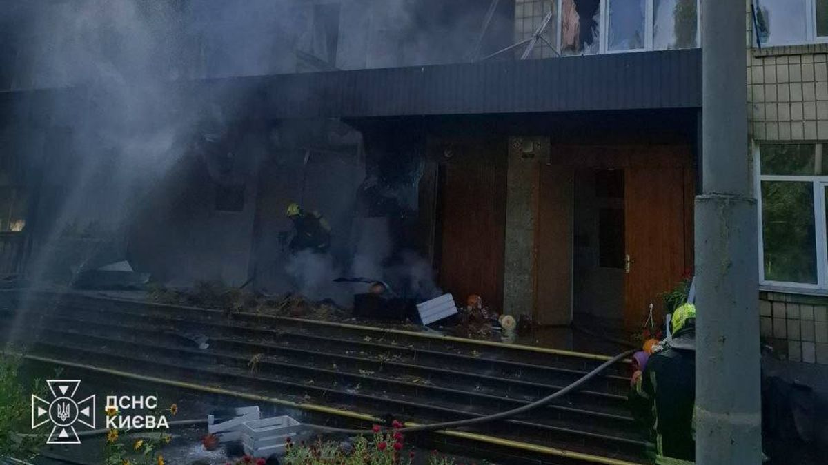 Дрони вдарили по двох дитсадках і двох школах Києва, є загиблі Рятувальники ДСНС Києва гасять пожежу біля входу до закладу освіти, з вибитих вікон іде дим, на сходах уламки