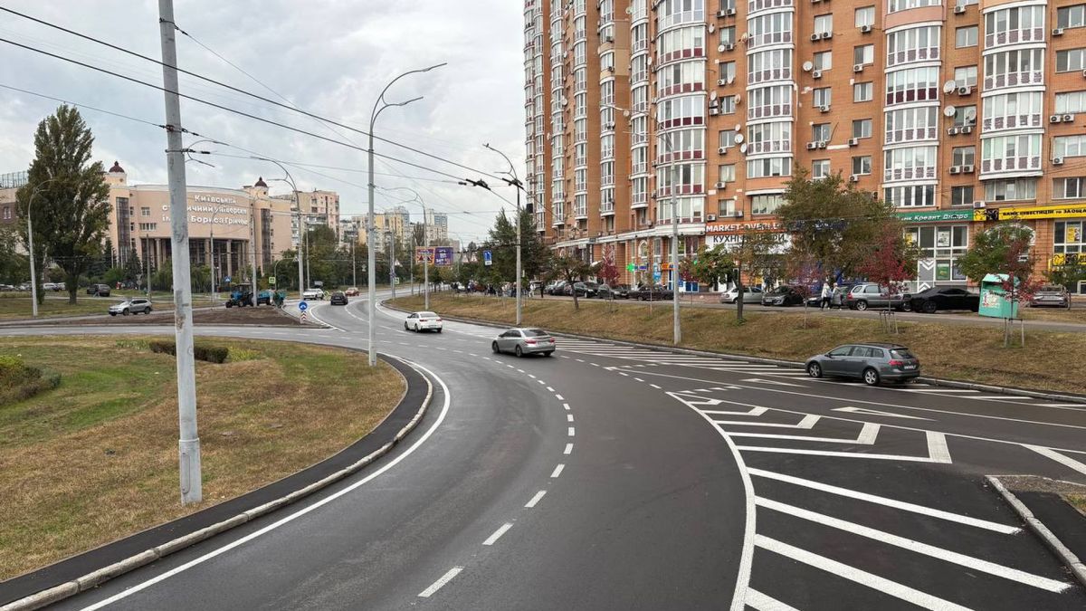 Вулиця в Києві, дорога і біля неї багатоповерхові будинки