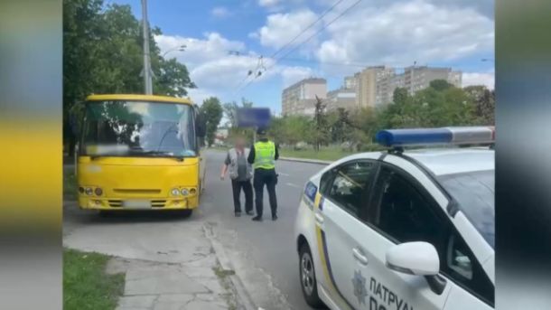Малюків-засновників Києва одягнули у вишиванки до свята: Либідь — у сукні з віночком, Кий — у військових штанах Малюків-засновників Києва одягнули у вишиванки до свята: Либідь — у сукні з віночком, Кий — у військових штанах