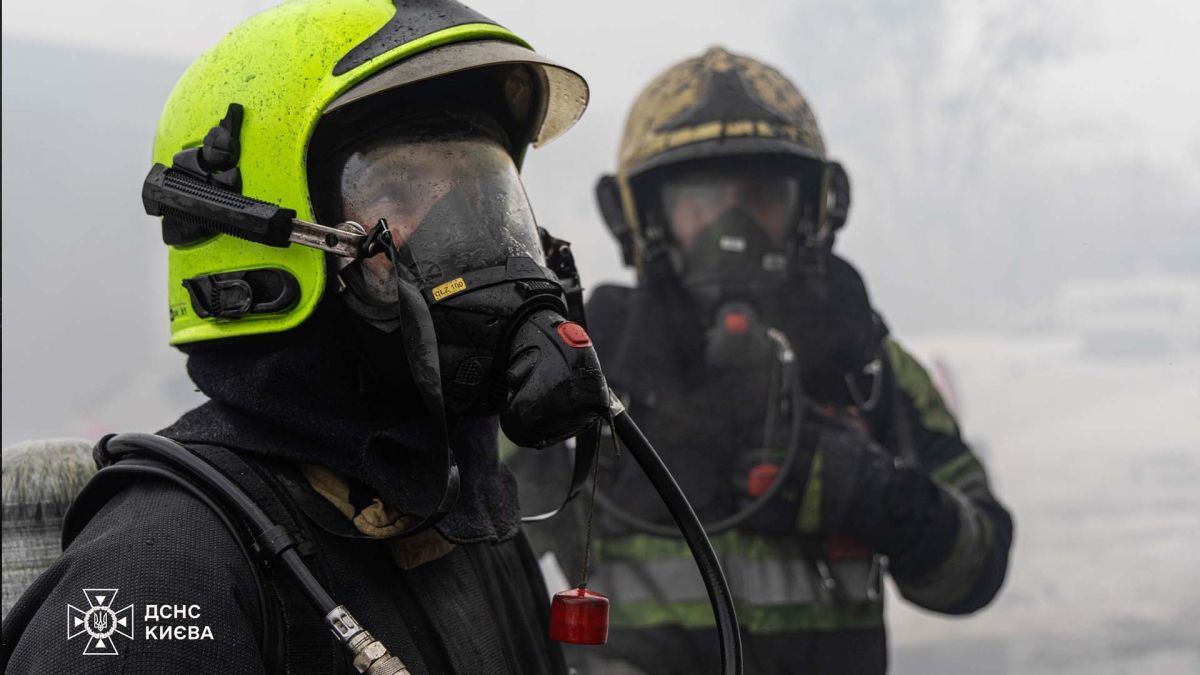 Рятувальники ДСНС ліквідують пожежу трав'яного настилу на відкритій місцевості у Подільському районі Києва