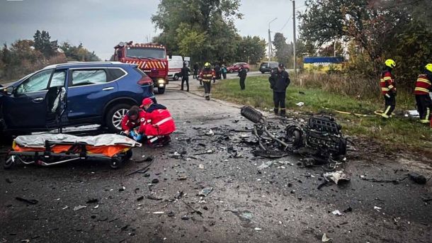 Рятувальники й медики на місці зіткнення двох легковиків у селищі Димер на Вишгородщині, уламки на дорозі