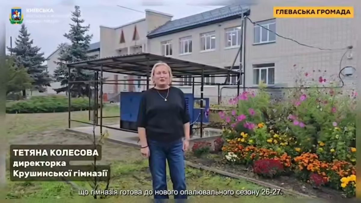 Заклади освіти Глеваської громади забезпечили генераторами на 290 кВт Директорка Крушинської гімназії Тетяна Колесова біля генератора під навісом на подвір’ї гімназії в Глеваській громаді