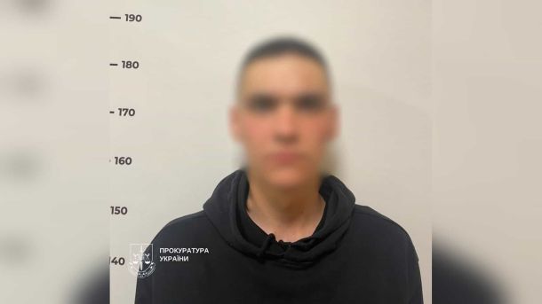 20-річний киянин із розмитим обличчям на тлі шкали зросту — засуджений до 9 років за збут наркотиків через поштомати