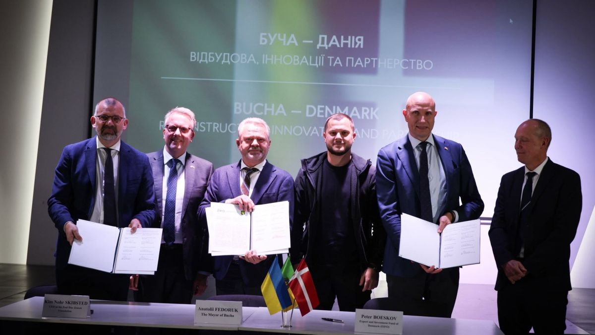 Представники України та Данії стоять, тримаючи підписані документи