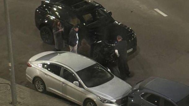 Чорний Range Rover після зіткнення з припаркованими автомобілями вночі у Подільському районі Києва