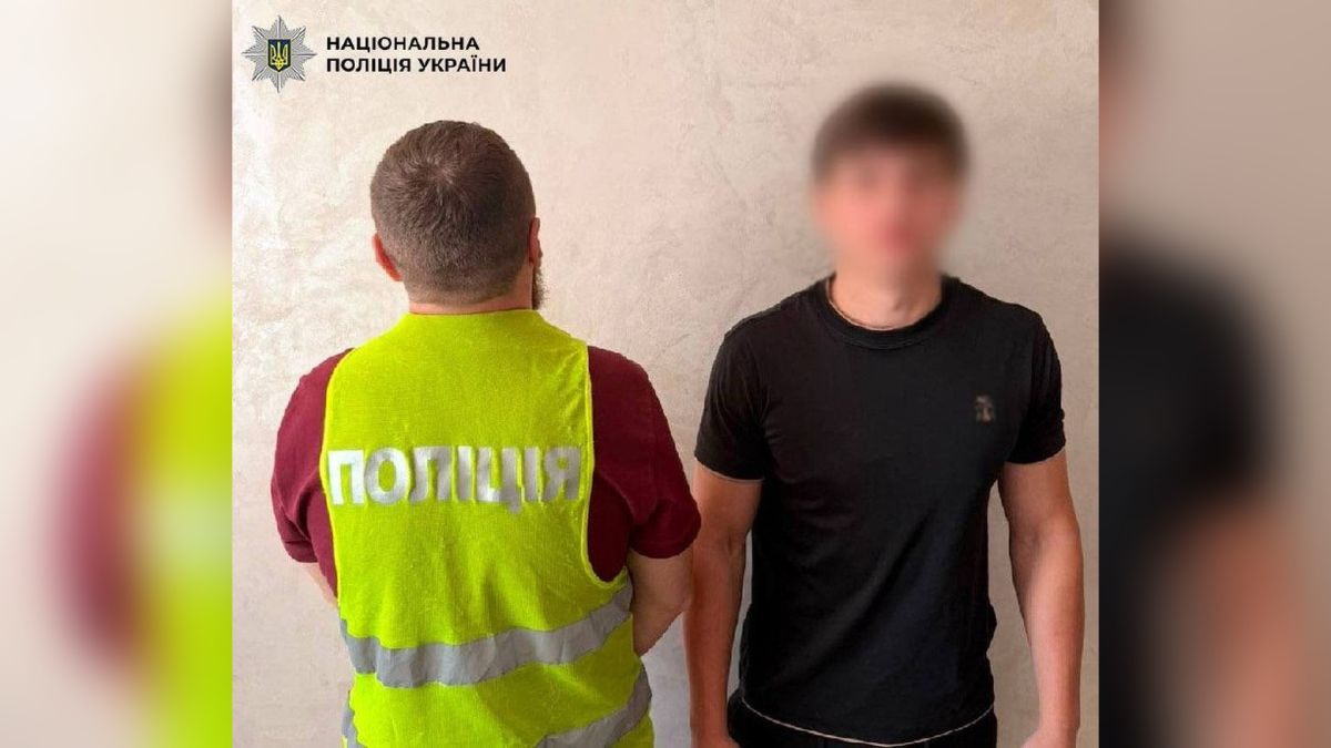 Киянин віддав 32 тисячи доларів шахраям, видавшим себе за кур’єрів СБУ Поліція Києва повідомила про підозру двом учасникам схеми: 71-річний пенсіонер передав 32 000 доларів шахраям, що представлялися кур'єрами СБУ