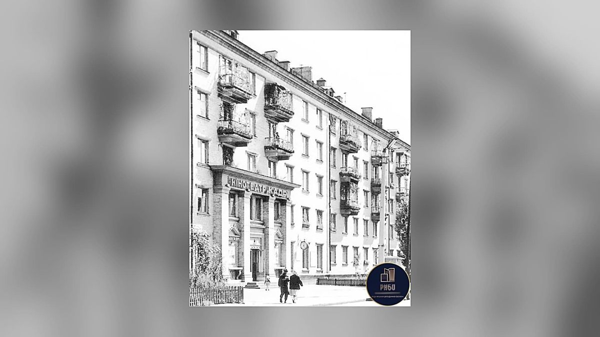 Кінотеатр «Кадр» на вулиці Вишгородській у Києві — один із небагатьох районних кінозалів, що вцілів після 1990-х років. Зал на 78 місць, Пріорка.