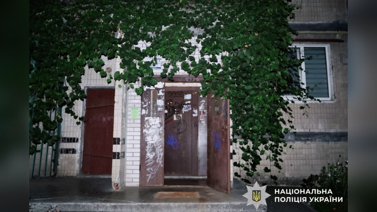 Поліцейські Київщини на місці події у Вишневому, де 47-річний чоловік убив знайомого двома ударами ножа в тулуб