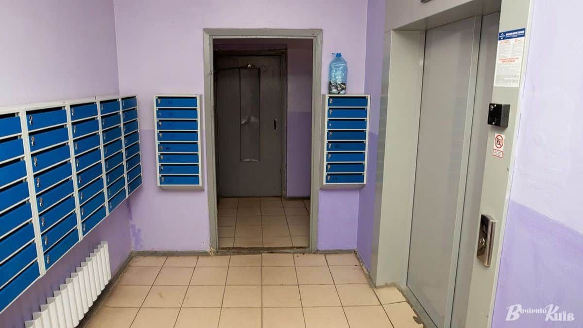 Ліфт у київському житловому будинку — ілюстрація до теми комунальних послуг