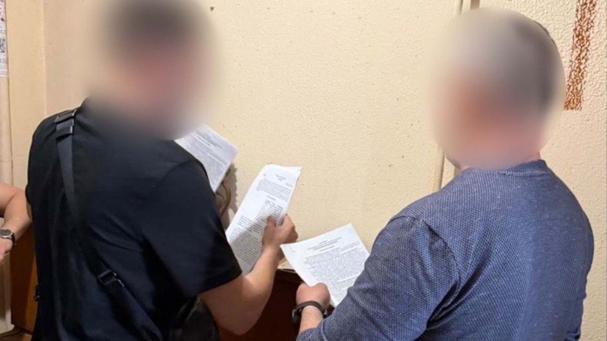 Правоохоронець з документами і підозрюваний