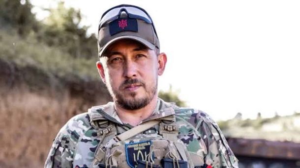 Львівська опера привезе до Києва три нові балети Портрет Станіслава Лучанова в камуфляжній формі та кепці на тлі військової позиції