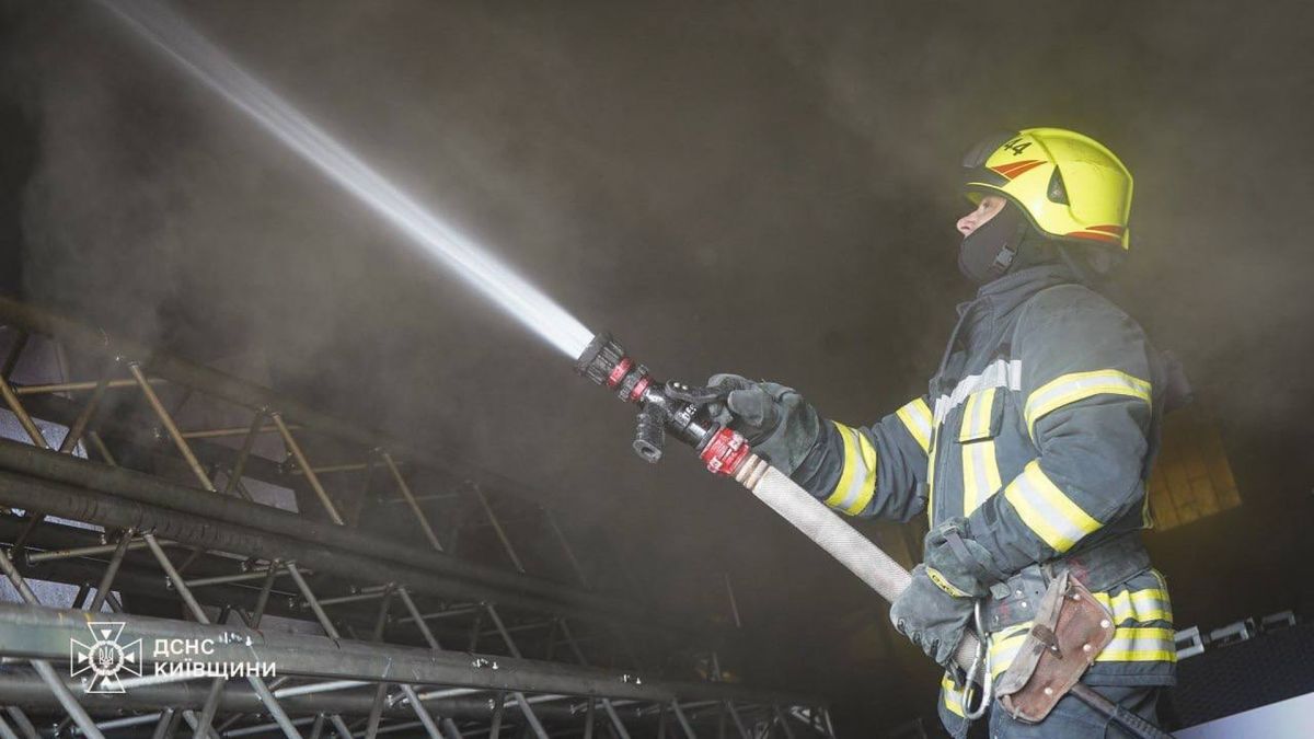 У Боярці ліквідували пожежу СТО площею 680 кв. м: вогонь спр