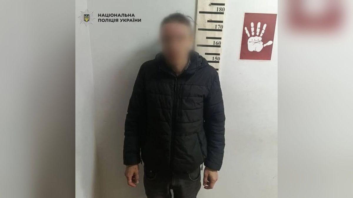Затриманий 44-річний киянин, якого підозрюють у розбещенні 9-річної дівчинки, у відділку поліції в Києві