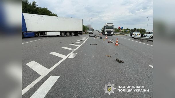 Водія з ознаками наркосп'яніння, позбавленого прав, зупинили на Печерську Місце ДТП на трасі М-01 Київ — Чернігів у Броварському районі, де вантажівка Volvo зіткнулась з легковиком і двоє постраждалих