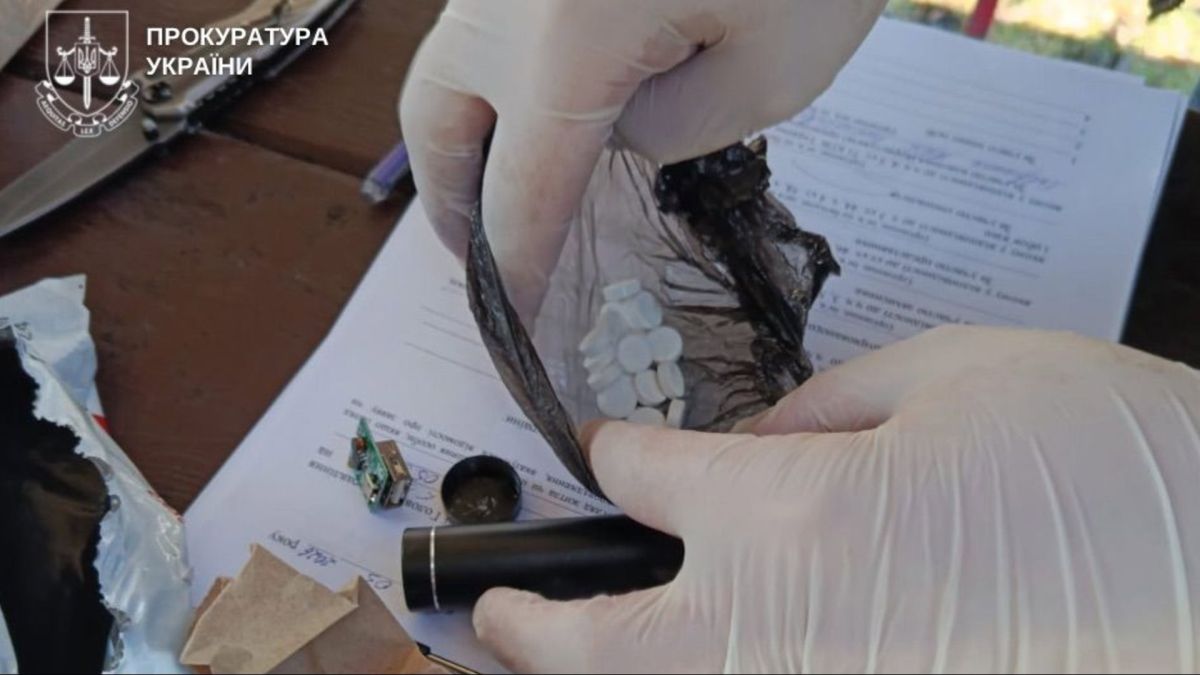Правоохоронці демонструють вилучені наркотики замасковані в продуктах та побутовій техніці