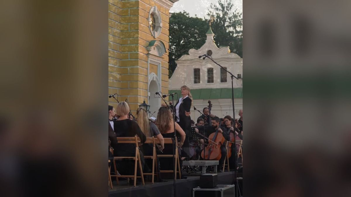 «Симфонія Лаври» вчетверте пролунала біля Успенського собору Диригентка та оперна співачка на сцені просто неба біля Успенського собору Києво-Печерської лаври, на фоні оркестр і глядачі