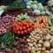 Продукти на ринку: картопля, помідори, морква і огірки