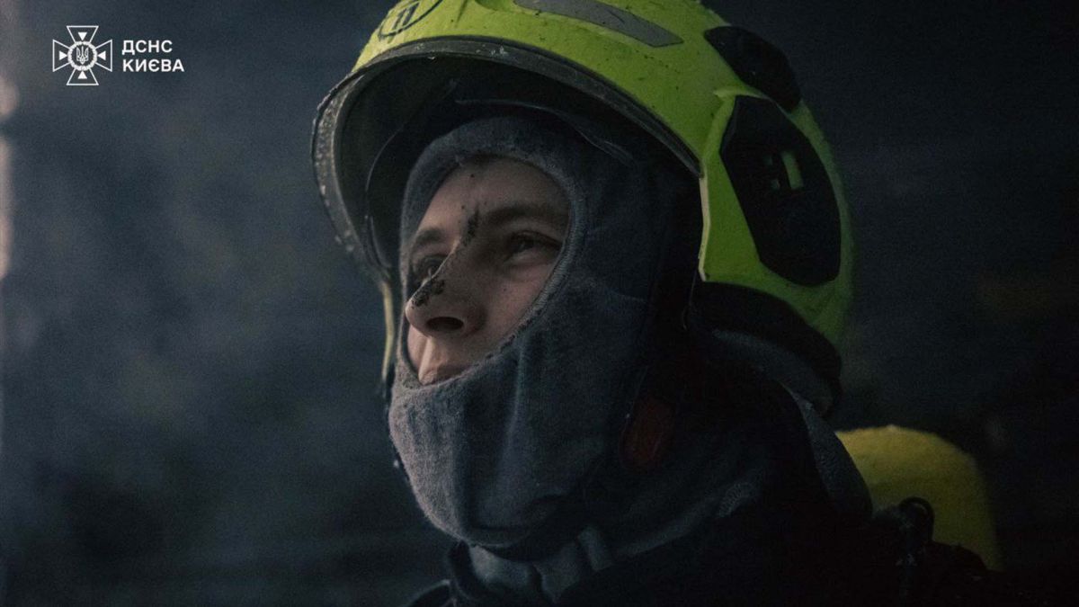 Пожежник дивиться поза камеру