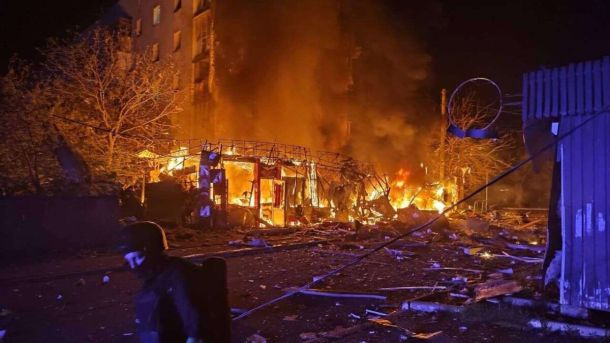 Японія передала Києву 13 мініекскаваторів для відновлення та озеленення міста