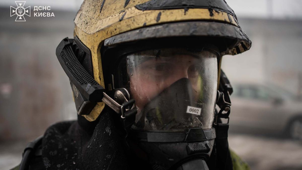 Рятувальники ДСНС гасять пожежу в Києві, пожежна техніка та екіпірування на місці надзвичайної ситуації