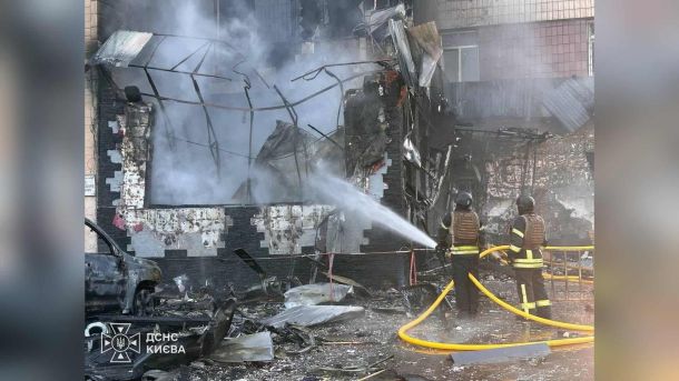 Рятувальники ДСНС під час ліквідації наслідків російського удару по адмінбудівлі у Голосіївському р-ні Києва, врятовано двох людей